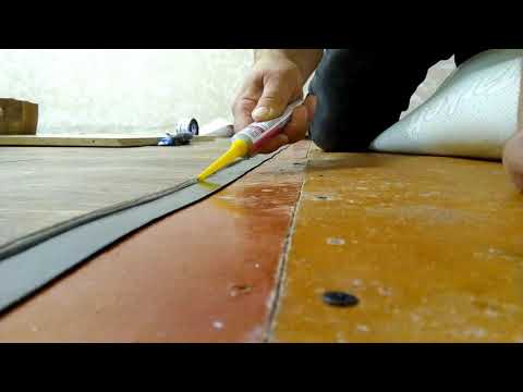 Видео: Правильное соединение двух кусков линолеума. Склеиваю стык холодной сваркой и двухсторонним скотчем.