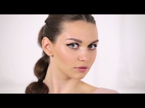 Видео: Макияж с fashion-показа Киры Пластининой