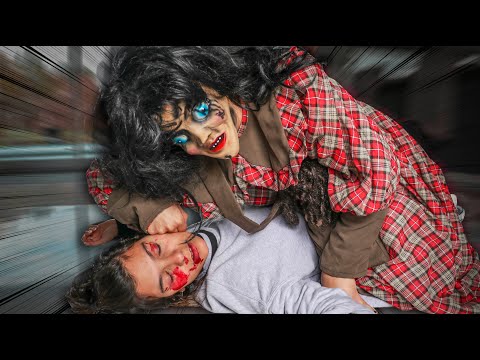 Видео: ПРОКЛЯТАЯ КУКЛА УДАРИЛА МОЮ ПОДРУГУ!!!
