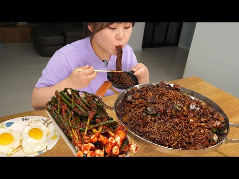 Видео: Мукбанг😋Лапша с черной фасолью 1 упаковка 0.38 USD! Кимчи с зеленым луком собственного ASMR MUKBANG