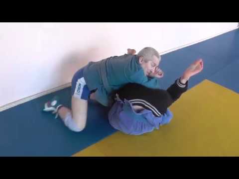 Видео: 3 ухода от рычага локтя захватом руки между ног ч.2
