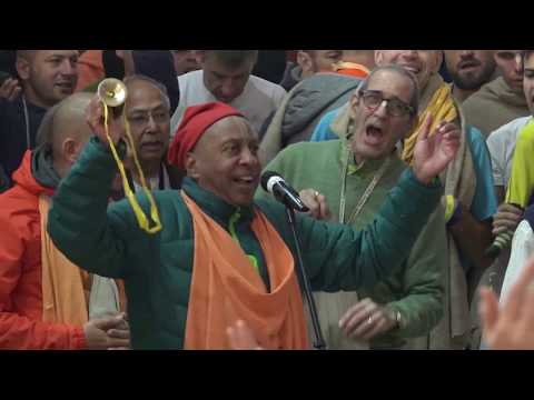 Видео: киртан Девамрита Свами / kirtan Devamrita Swami - Bhakti Sangama 2019