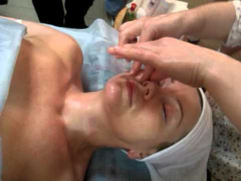 Видео: Косметический массаж лица (зан.4 школа Надежды Ким)