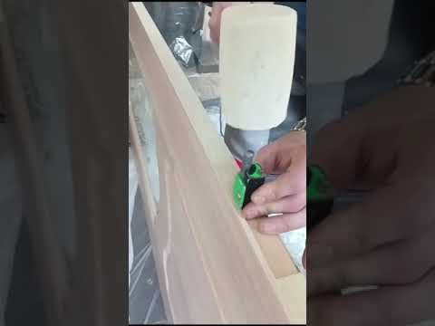 Видео: Врезка петель (карточных) шаблоном Павла Солдатова в дверь и коробку без смещения.