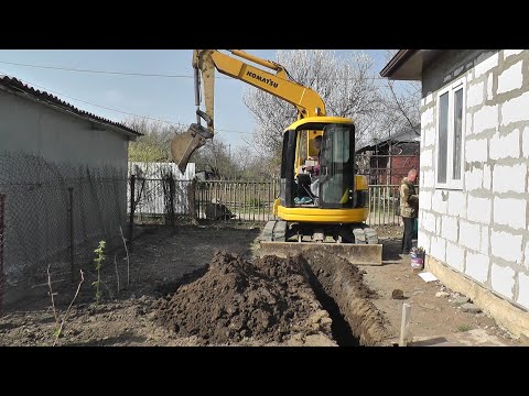 Видео: Работа на мини экскаваторе. Копаем яму. Ищем газ.