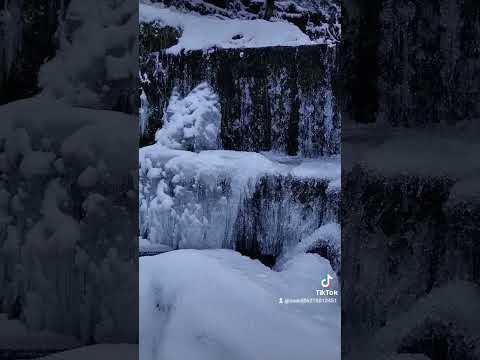 Видео: водопад к замерзает