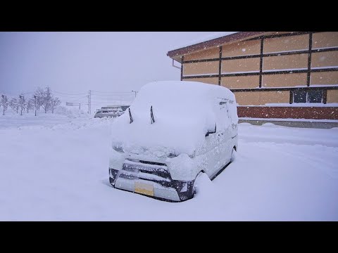 Видео: [CAR CAMPING в сильный снегопад] Провести зимнюю ночь в одиночестве в маленьком фургоне.