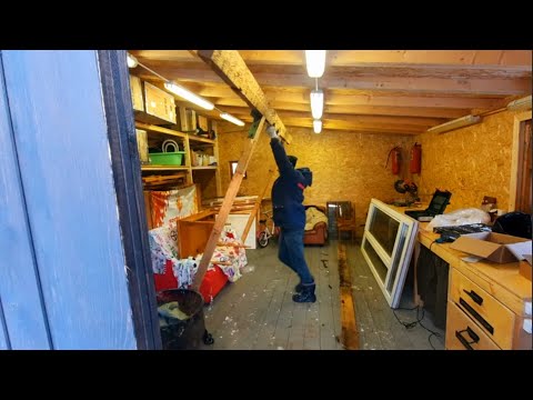 Видео: Купили заброшенную дачу. Угроза обрушения крыши / Экскурсия по старому дому
