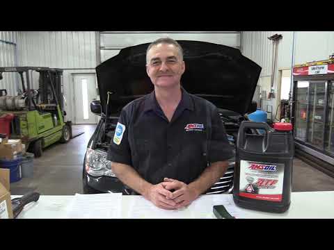 Видео: Обслуживание и проверка уровня трансмиссионной жидкости в Chrysler Town & Country 2016 года