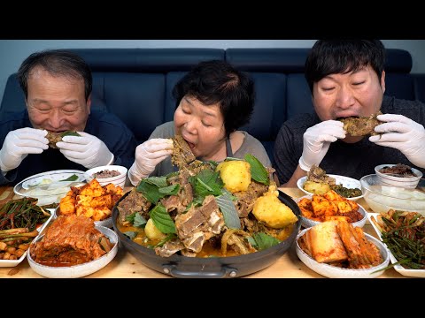 Видео: [Гамджа-танг]. Рагу из свинины на косточке, приготовленное в казане - шоу еды Мукбанг.
