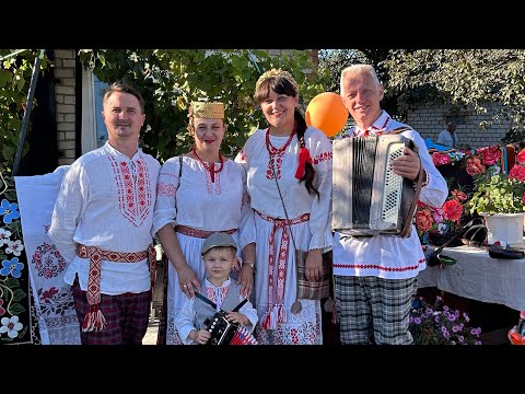 Видео: Цераз рэчаньку, цераз балота. Падай ручэньку, маё залота…