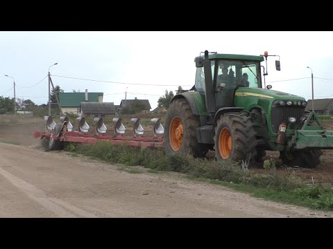 Видео: распашка поля трактором John Deere 8420