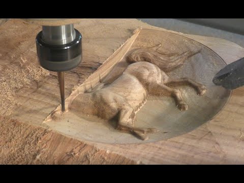 Видео: Фрезерный станок с ЧПУ 360 обрабатывает 3D-рельеф на бревне