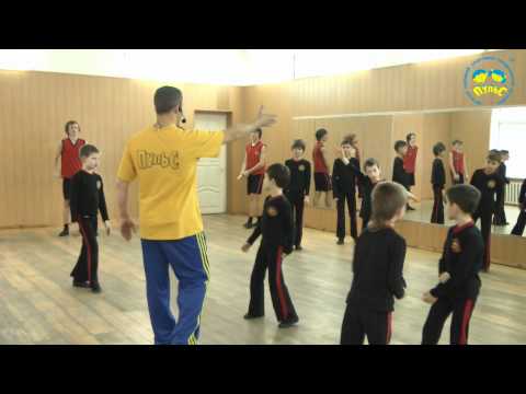 Видео: Урок акробатики у мальчиков в ансамбле Пульс