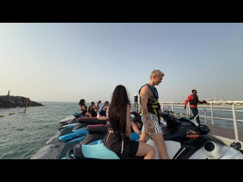 Видео: Даня Милохин на стриме kambarow, катаются на jetski, 26.06.2025