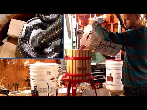 Видео: Использование винного пресса. Часть 1. Как прессовать виноград. Уэстон 05-0101