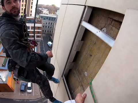 Видео: Промышленный альпинизм. Ремонт крепления фасадной плитки из керамогранита.