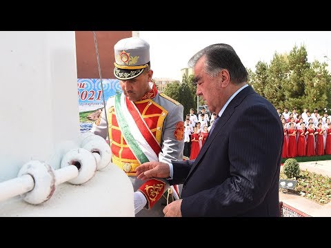 Видео: Пешвои миллат Эмомалӣ Раҳмон Нишони давлатӣ ва Парчами миллиро дар ноҳияи Рӯдакӣ ифтитоҳ намуданд