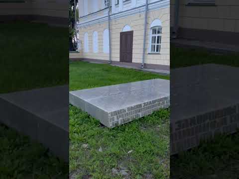 Видео: Странные памятники возле ВУЗа…