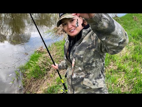 Видео: Поймала на червя окунишку, который не ловился на мормышку. Рыбалка на реке Истра.