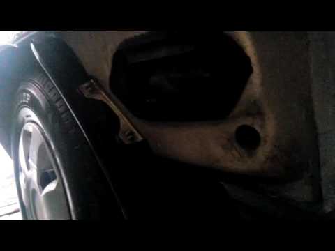 Видео: Мазда Демио.Вода в багажнике