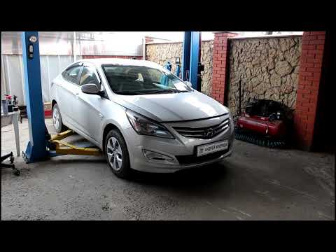 Видео: Замена передних тормозных колодок на Hyundai Solaris 2016 года Хендай Солярис 1,6