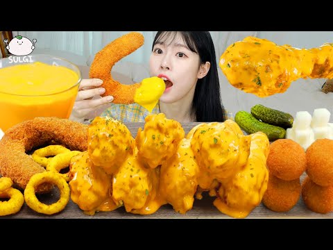Видео: АСМР МУКБАНГ | Цыпленок, покрытый Сыром, Жареная Колбаса Колбаса, Сырный шарик, Луковые кольца.
