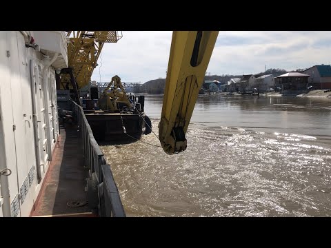 Видео: РТ-452 и плавкран КПЛ-693 выходят из порта Восточный на р.Обь - Навигация 2024 (17 апреля) *без муз*