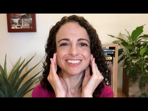 Видео: Избавьтесь от стресса и тревоги, накопившихся за праздники, с помощью успокаивающего самомассажа