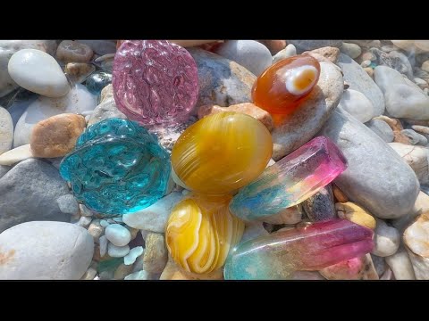 Видео: Пещеры на скалах полны таких кристаллов и агатов.