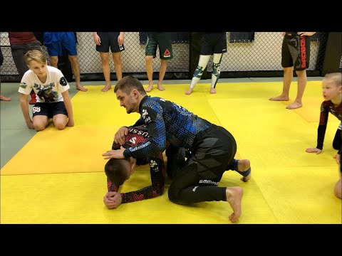 Видео: Забираем спину из «черепахи» NO GI ( Лев Гладких )