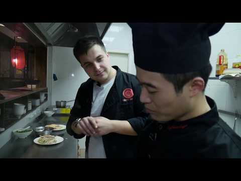 Видео: Открытая кухня: куриные лапки