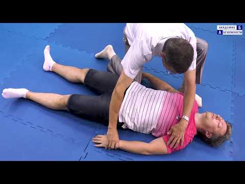 Видео: Осмотр пострадавшего при его обнаружении. Определение признаков жизни