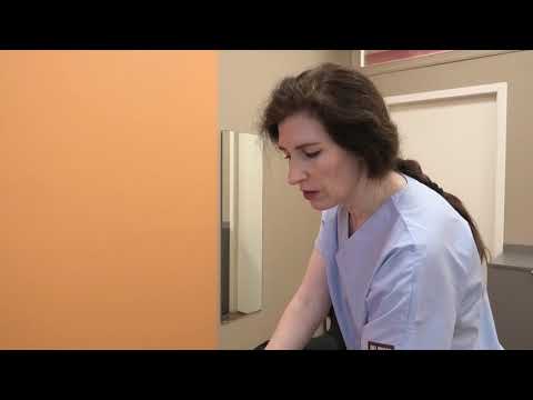Видео: Приём остеопата. Боль в спине.
