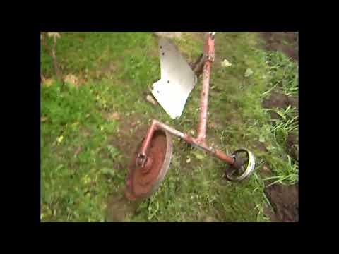 Видео: Осенняя вспашка влажного огорода электролебедкой с конным плугом.