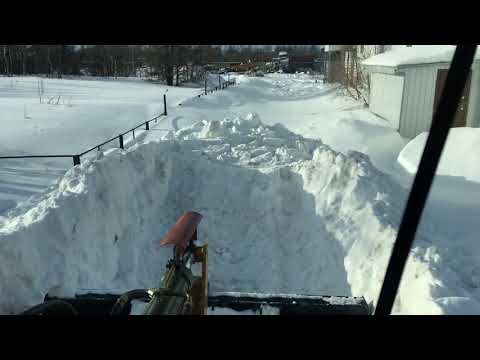 Видео: Китайский погрузчик. Толкаем снег.