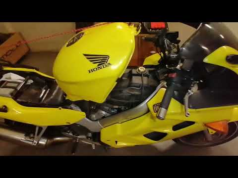Видео: Замена воздушного фильтра на Honda VFR 800