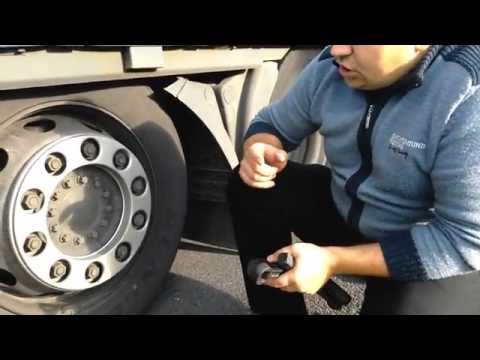 Видео: Дальнобой & колесо: Что такое мясорубка? Как сорвать гайки на колесе ТРАКА....