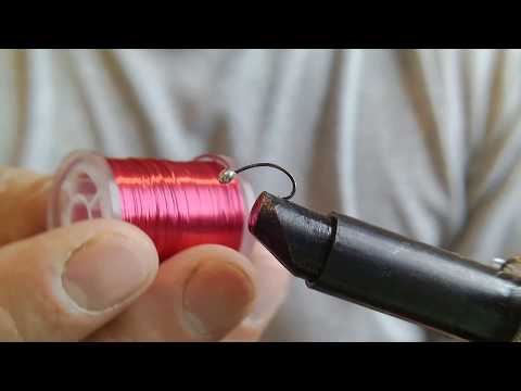 Видео: Мушка или обманка на хариуса черная.