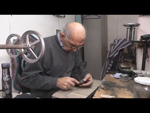 Видео: Это PROFI. Мастер по ремонту обуви