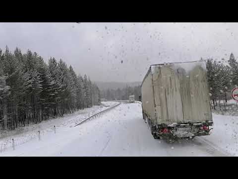 Видео: Всю дорогу снег. Висят фуры. Гололёд. Стоим на подъёмах.