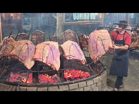 Видео: За кулисами стейк-хауса, специализирующегося на запекании целых ребрышек в течение 12 часов