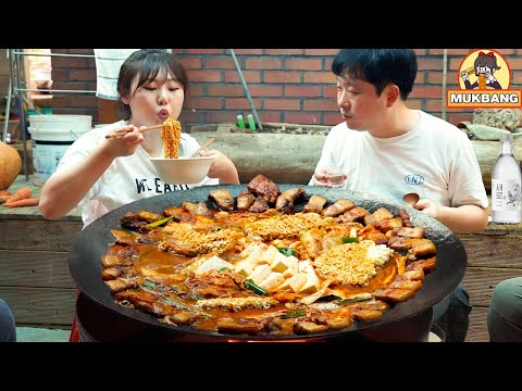 Видео: Мукбанг | Вот как можно есть самгёпсаль и кимчи ччигэ одновременно. Со свекровью.