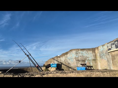 Видео: Рыбалка на дороге 🎣 / Морская рыбалка в Великобритании / 💥ЭКСТРЕМАЛЬНЫЕ УСЛОВИЯ РЫБАЛКИ 💥