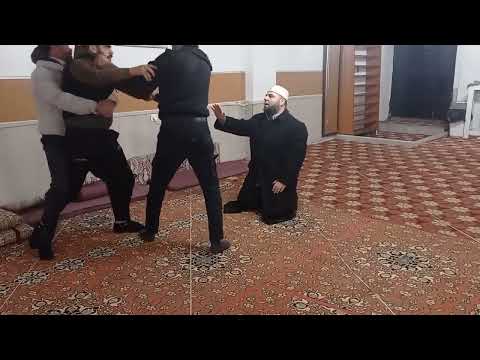 Видео: "Мені оңай шығара алмайсың!": Ғашық жынды шығару сәтінен.