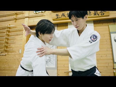 Видео: Что делать каратистке, если ее схватил мастер айкидо?