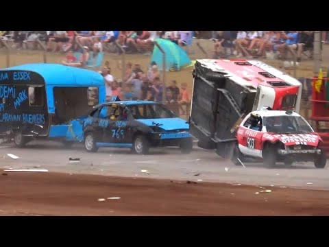 Видео: Гонка с ДОМАМИ НА КОЛЁСАХ на ВЫЖИВАНИЕ. Derby Caravan Destruction