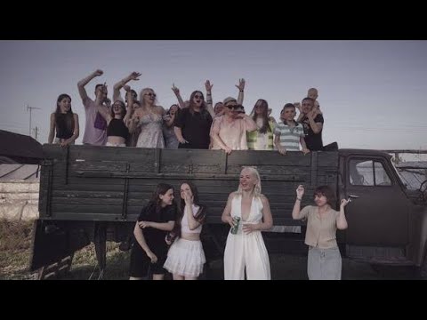 Видео: Деревенская свадьба в стиле 80-х с ураганным ветром и ливнем. день 2 и 3