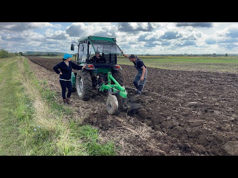 Видео: Оранка ДТЗ 5404/ з плугом 2/30! Крадіжка кукурудзи)))
