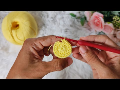 Видео: ЭТОТ БРЕЛОК С ЦВЕТКАМИ, СВЯЗАННЫЙ КРЮЧКОМ, - АБСОЛЮТНЫЙ ПРОДАВЕЦ! 🤑💵 (с субтитрами)